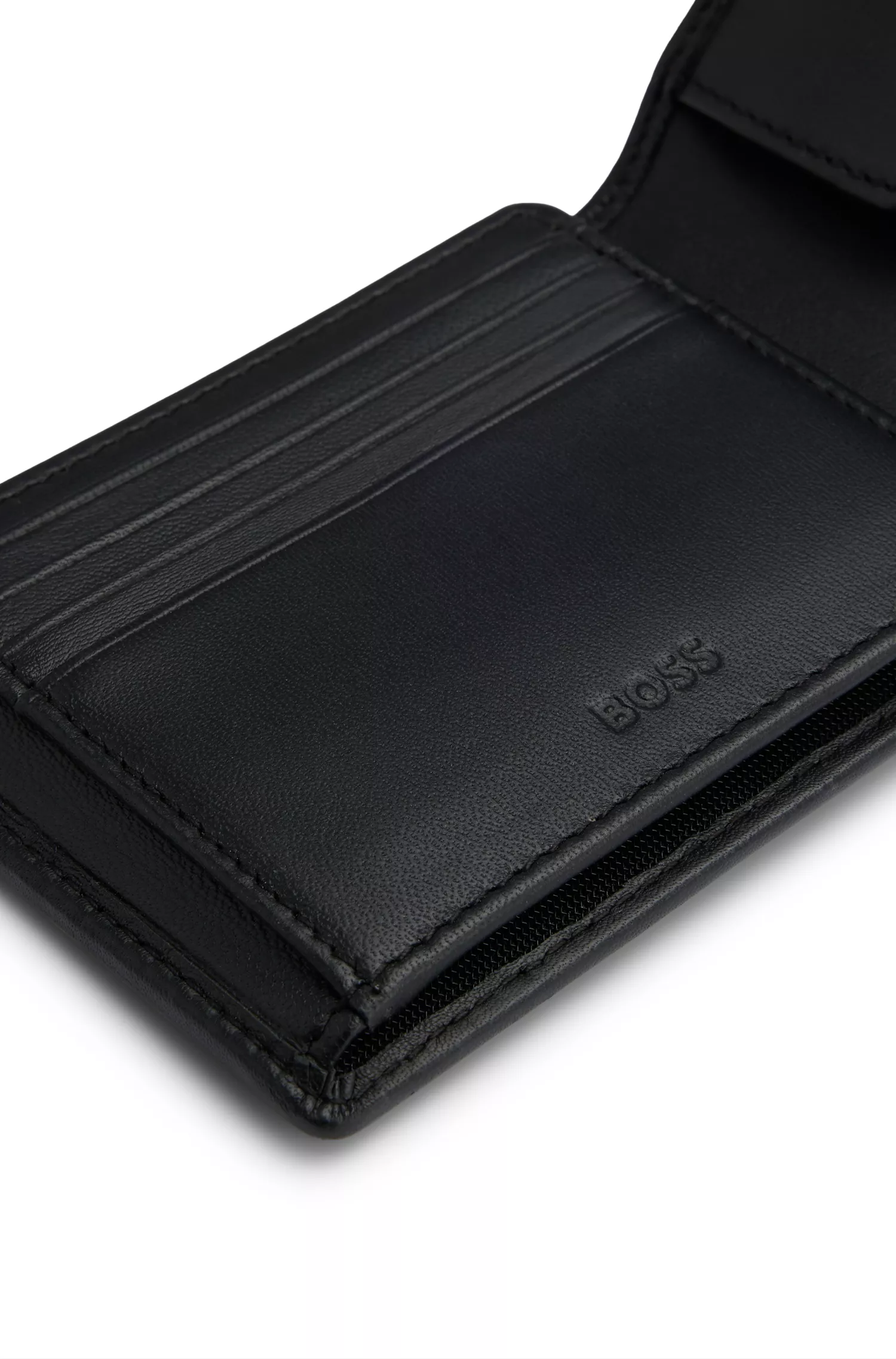 Carteira tripla BOSS em couro preto com logotipo em relevo e compartimento para moedas.