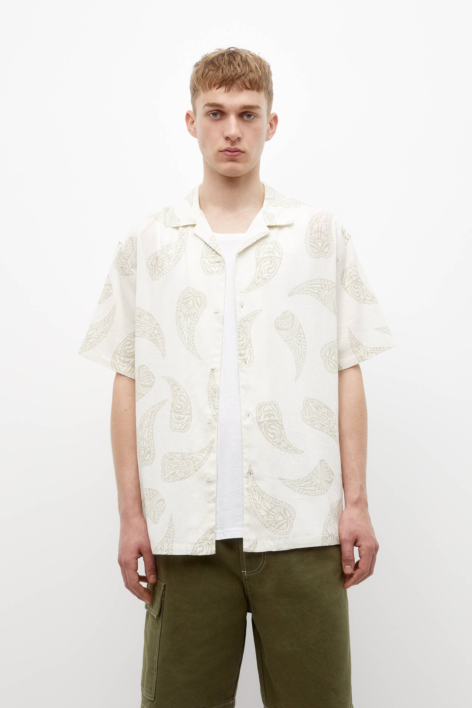 CAMISA DE MANGA CURTA COM ESTAMPA PAISLEY - BRANCA SUJA