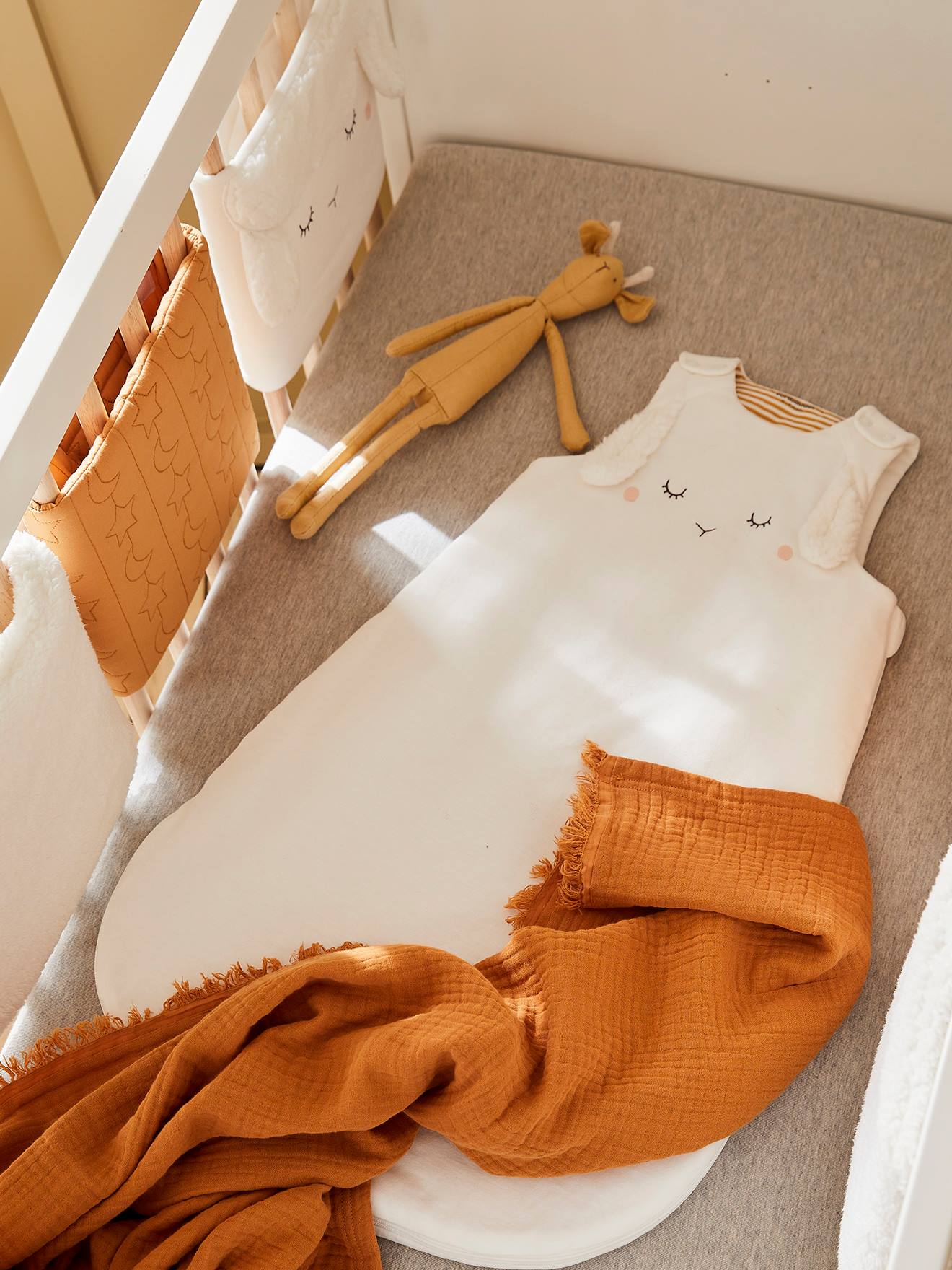 Cardigã sem mangas em pele de cordeiro lisa branca clara com padrões.