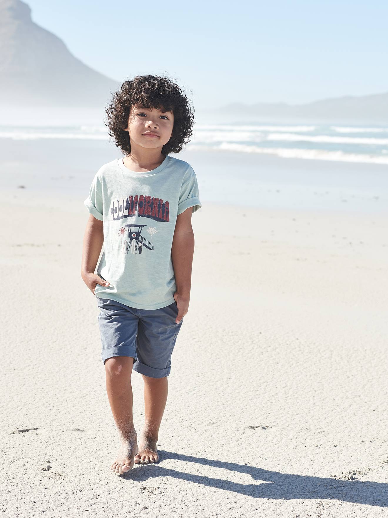 Bermuda infantil colorida, azul-escura lisa com estampas.