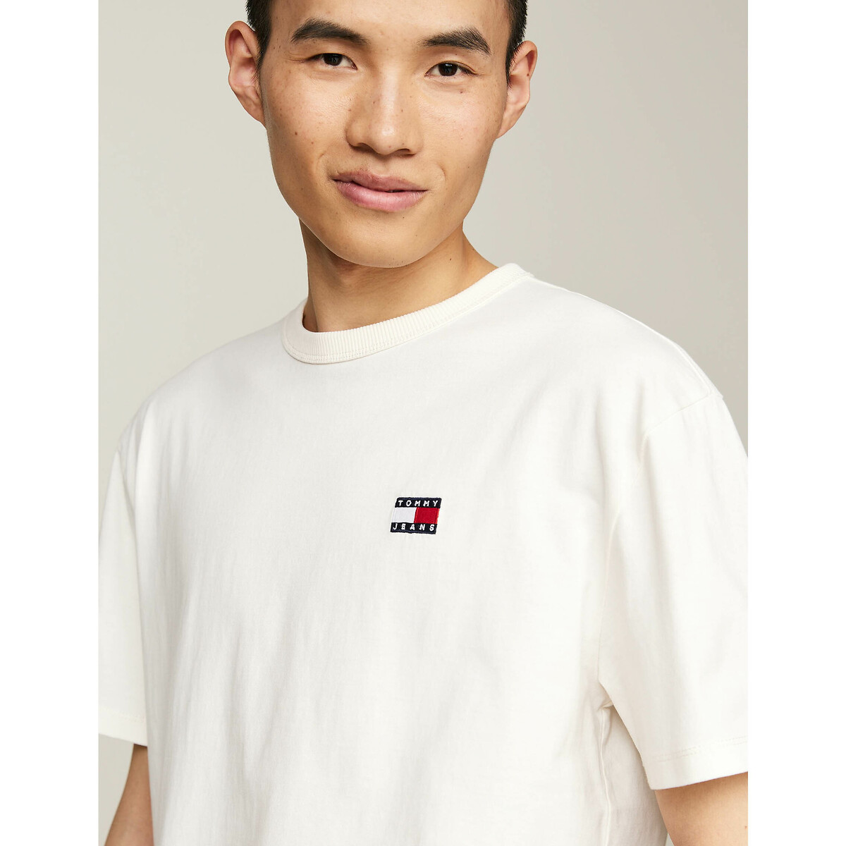 TOMMY JEANS<br>Camiseta direita com logo de distintivo
