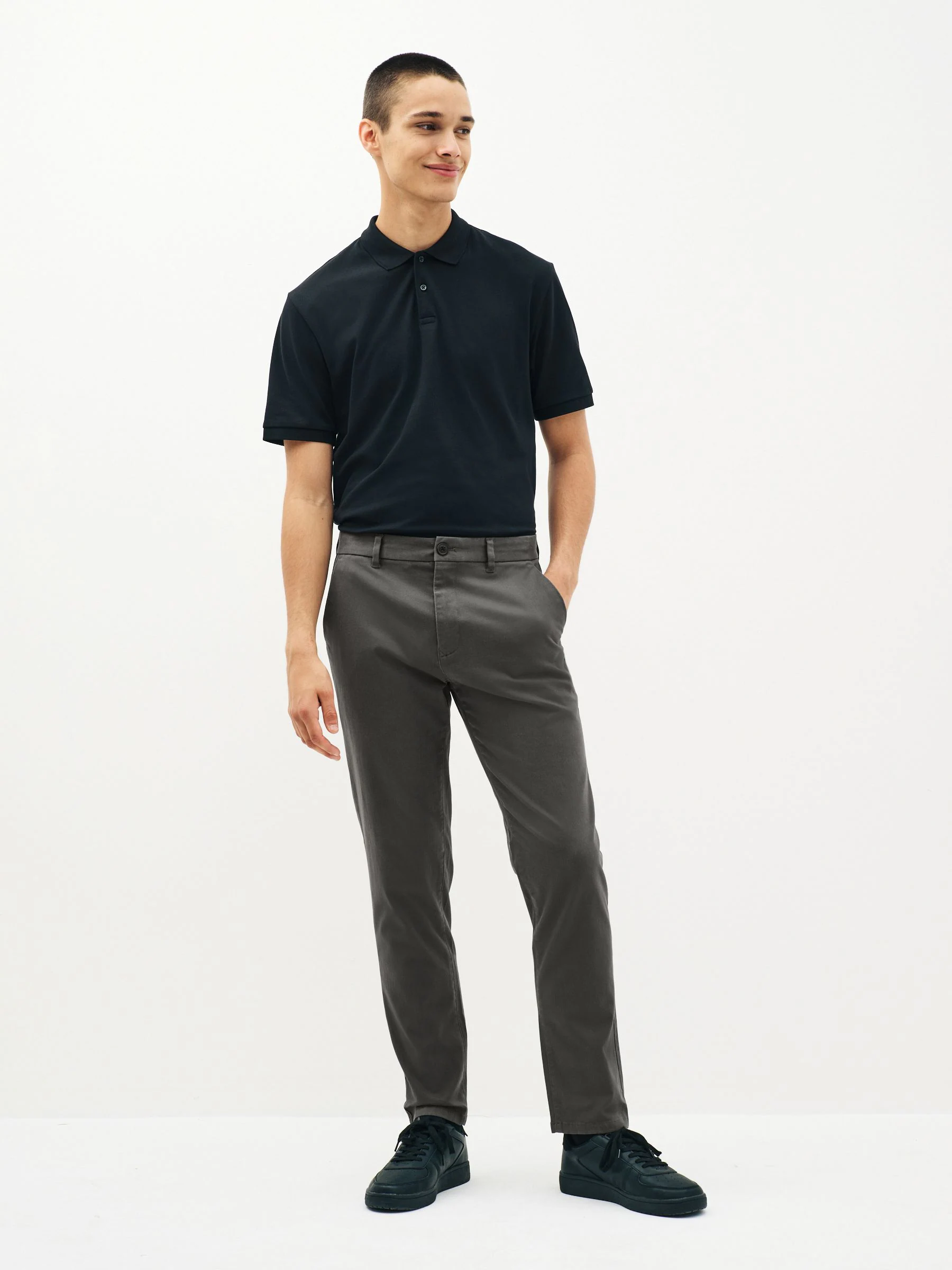 Donkergrijs - Standaard toelopende pasvorm - Stretchy chino