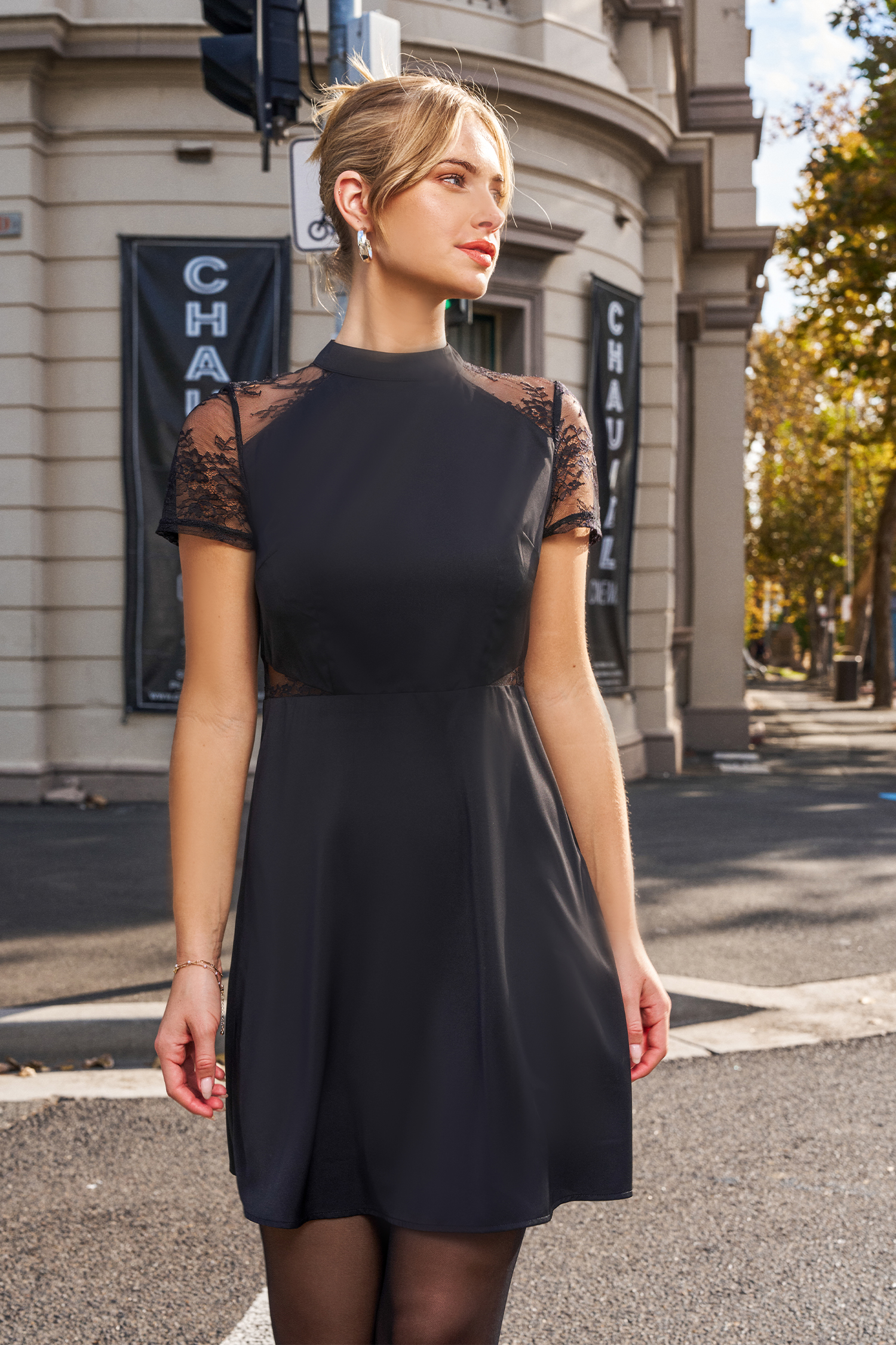 Robe mini à col montant et manches en dentelle tissée