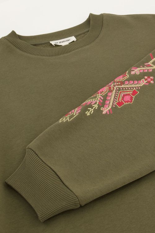 Donkergroene sweater met roze embroidery