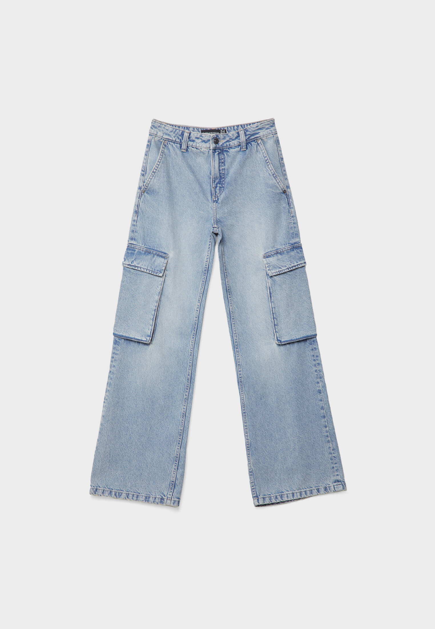 calça cargo de perna larga e corte reto