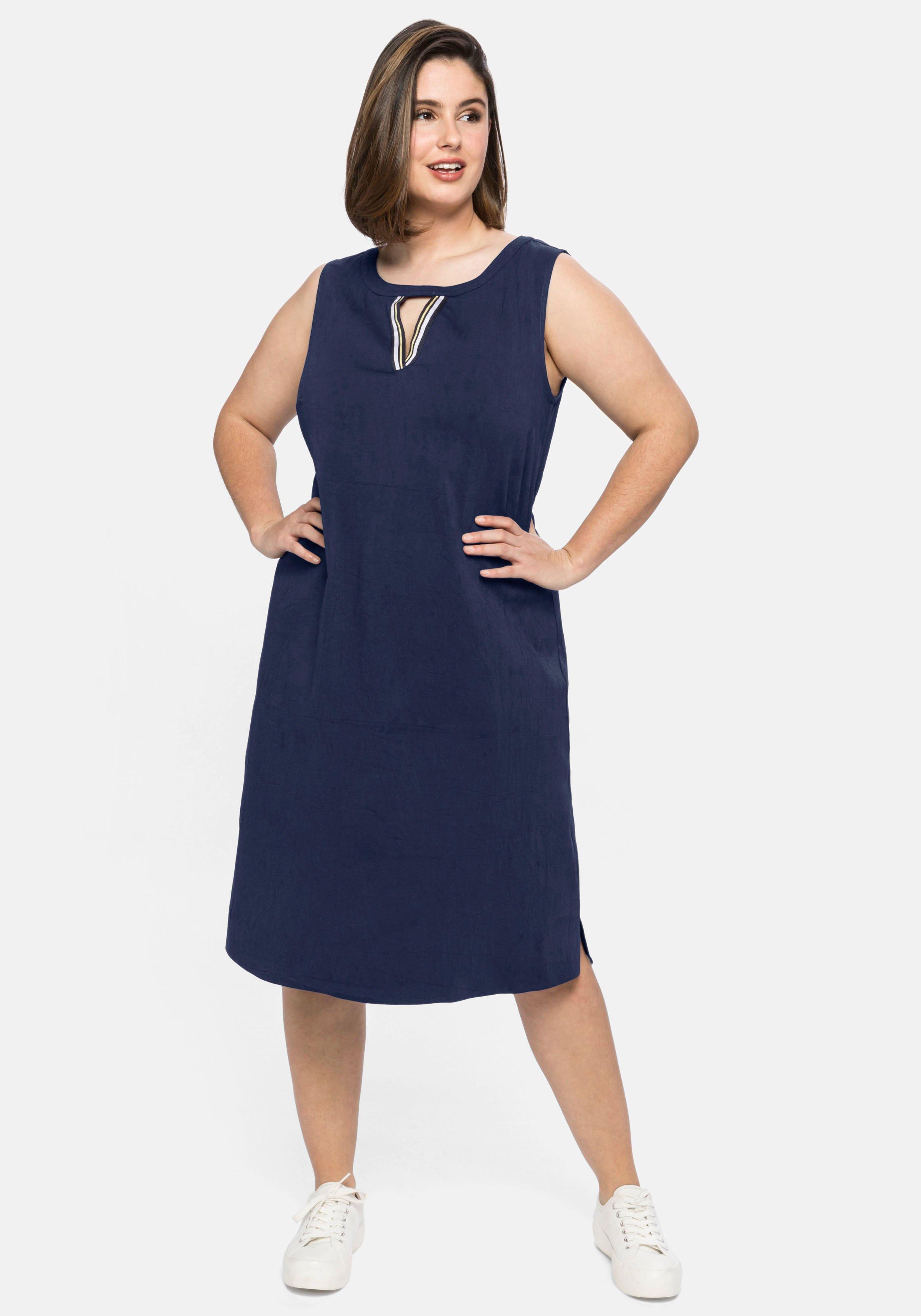 Kleid mit geschlitztem Rundhalsausschnitt