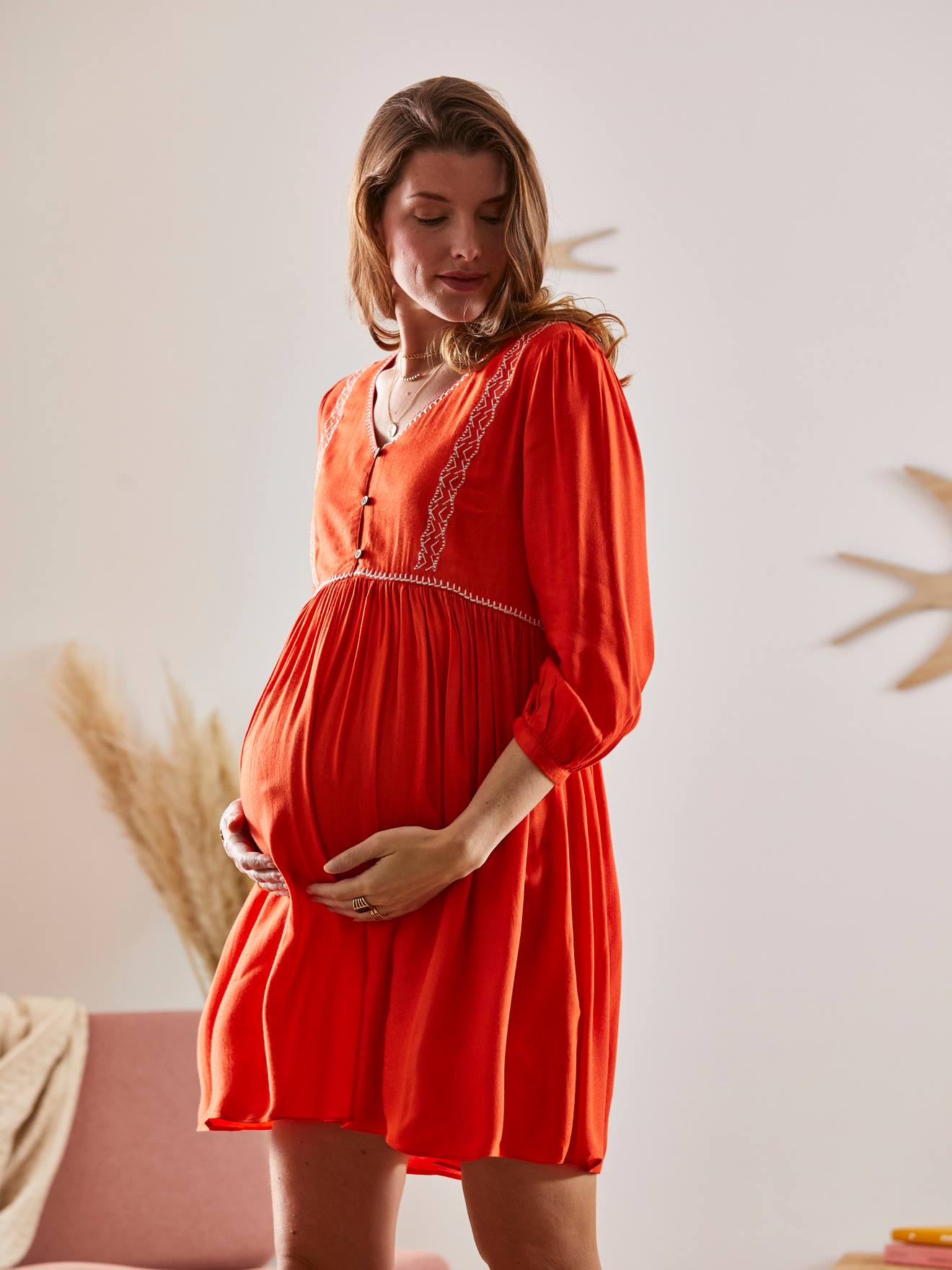 Vestido liso de crepe para gestantes e lactantes. Cor laranja vibrante.
