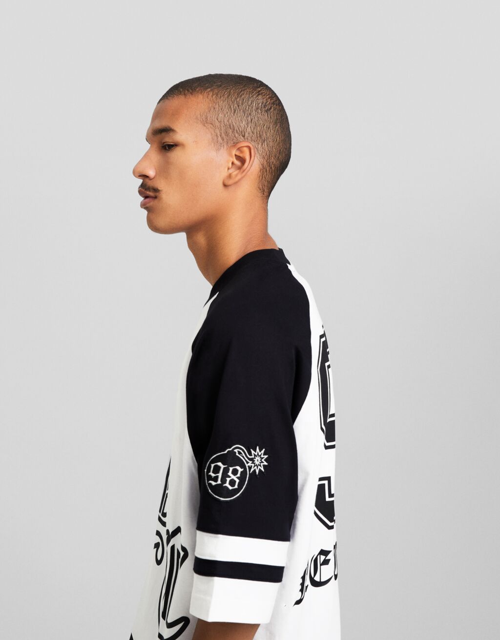 Camiseta oversized estampada com mangas 3/4