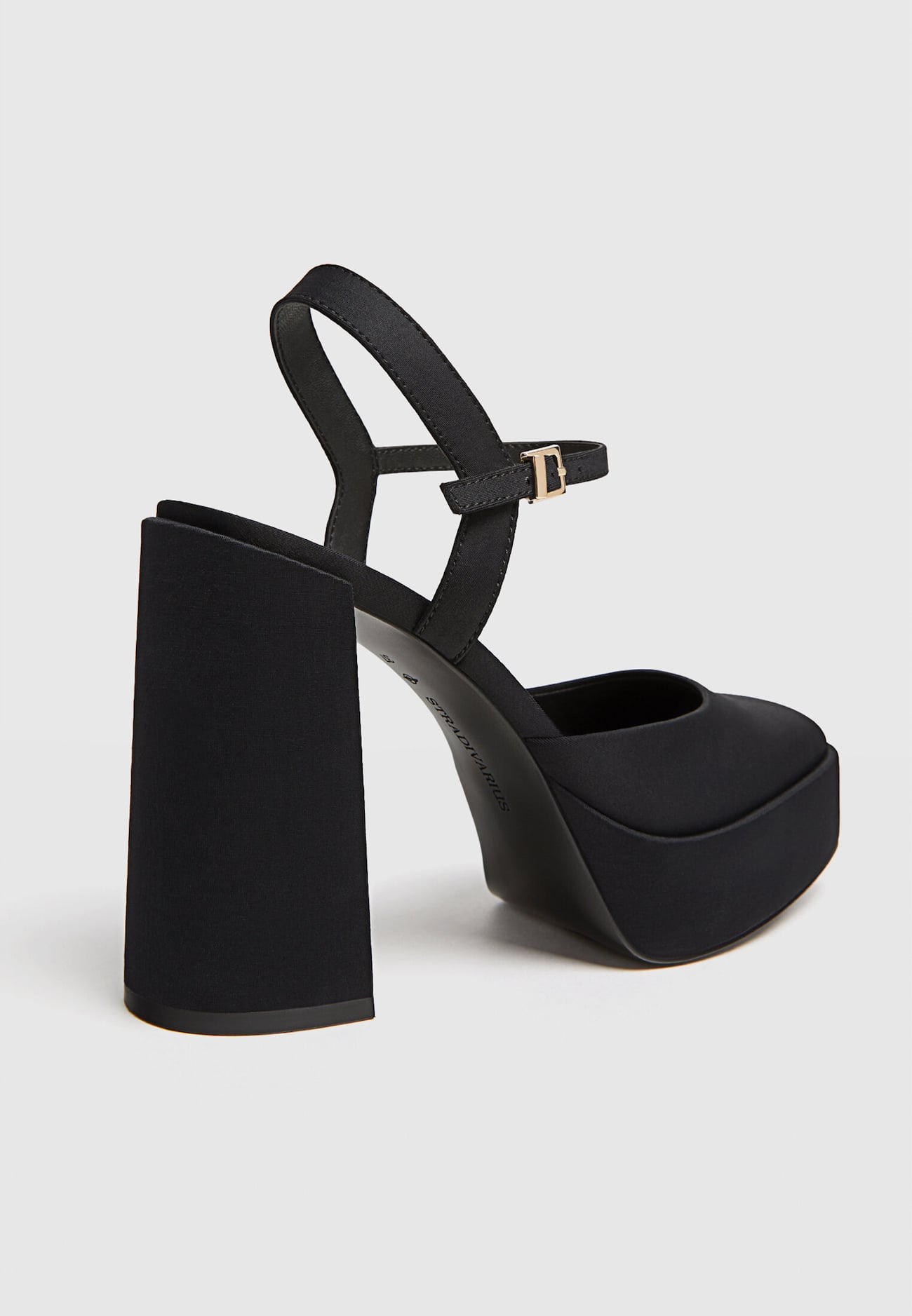 Sapatos plataforma com tira no calcanhar