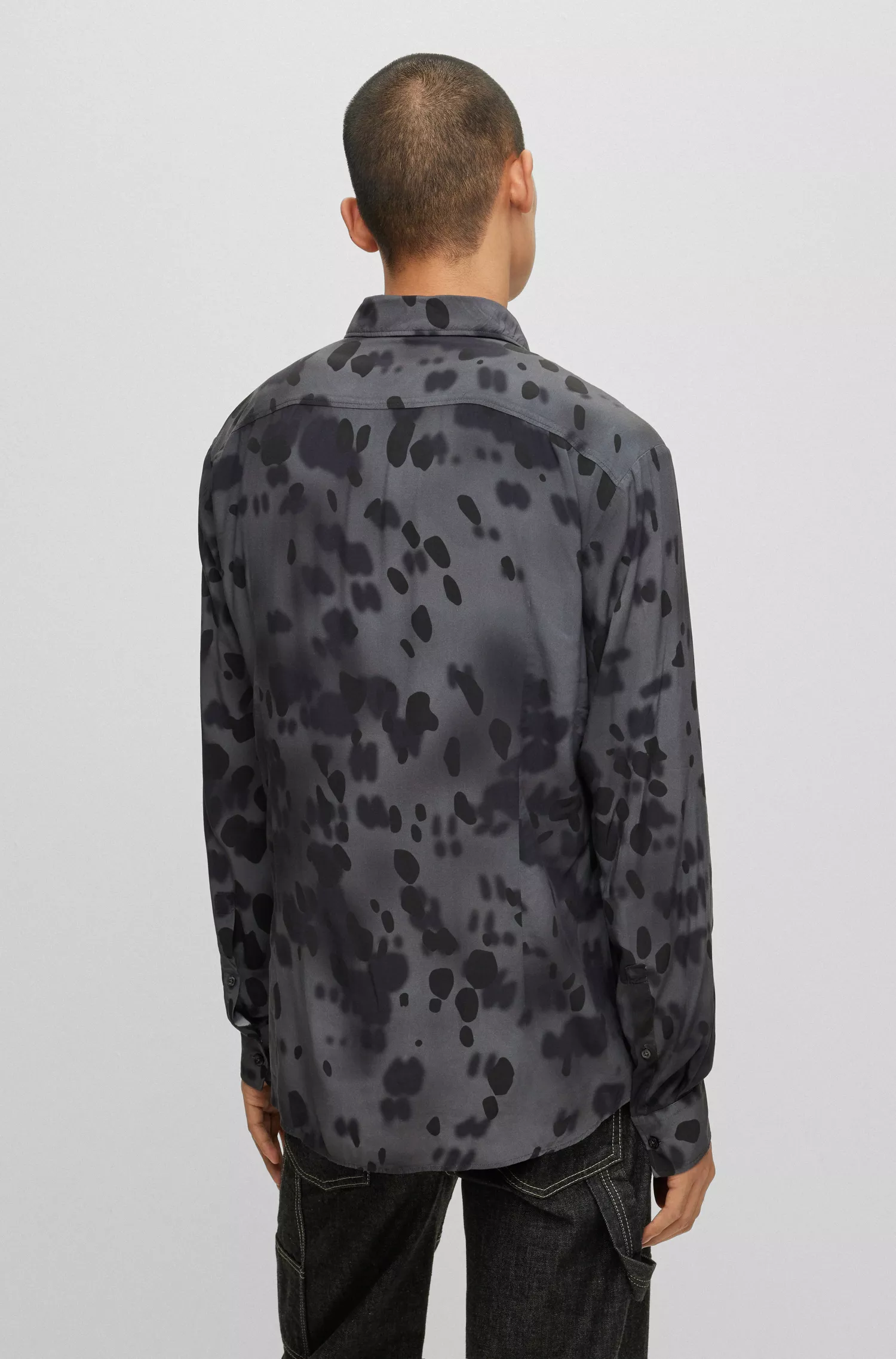 Camisa HUGO vermelha de corte slim em lona com estampa da estação.