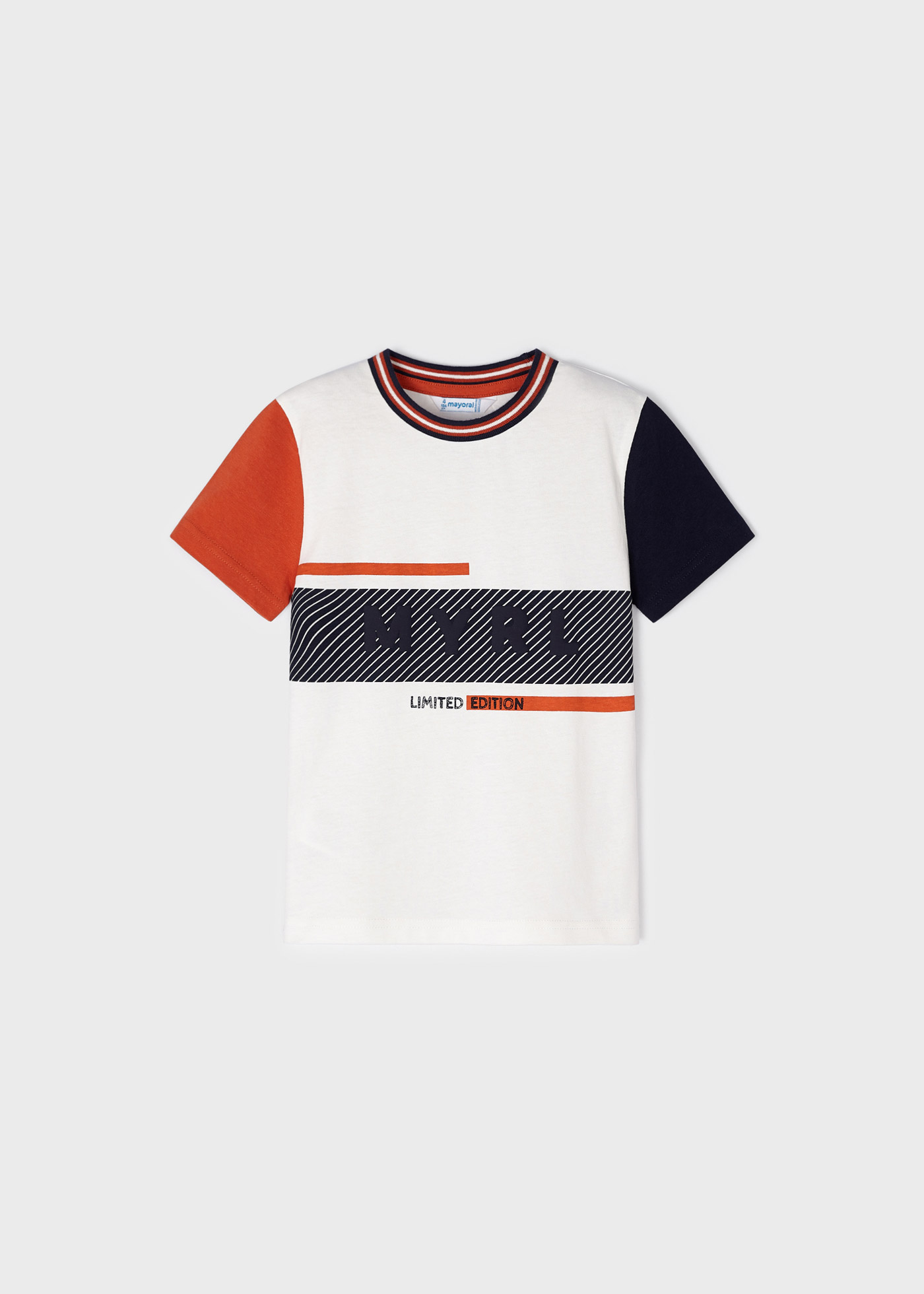 Camiseta infantil de algodão sustentável com mangas contrastantes.