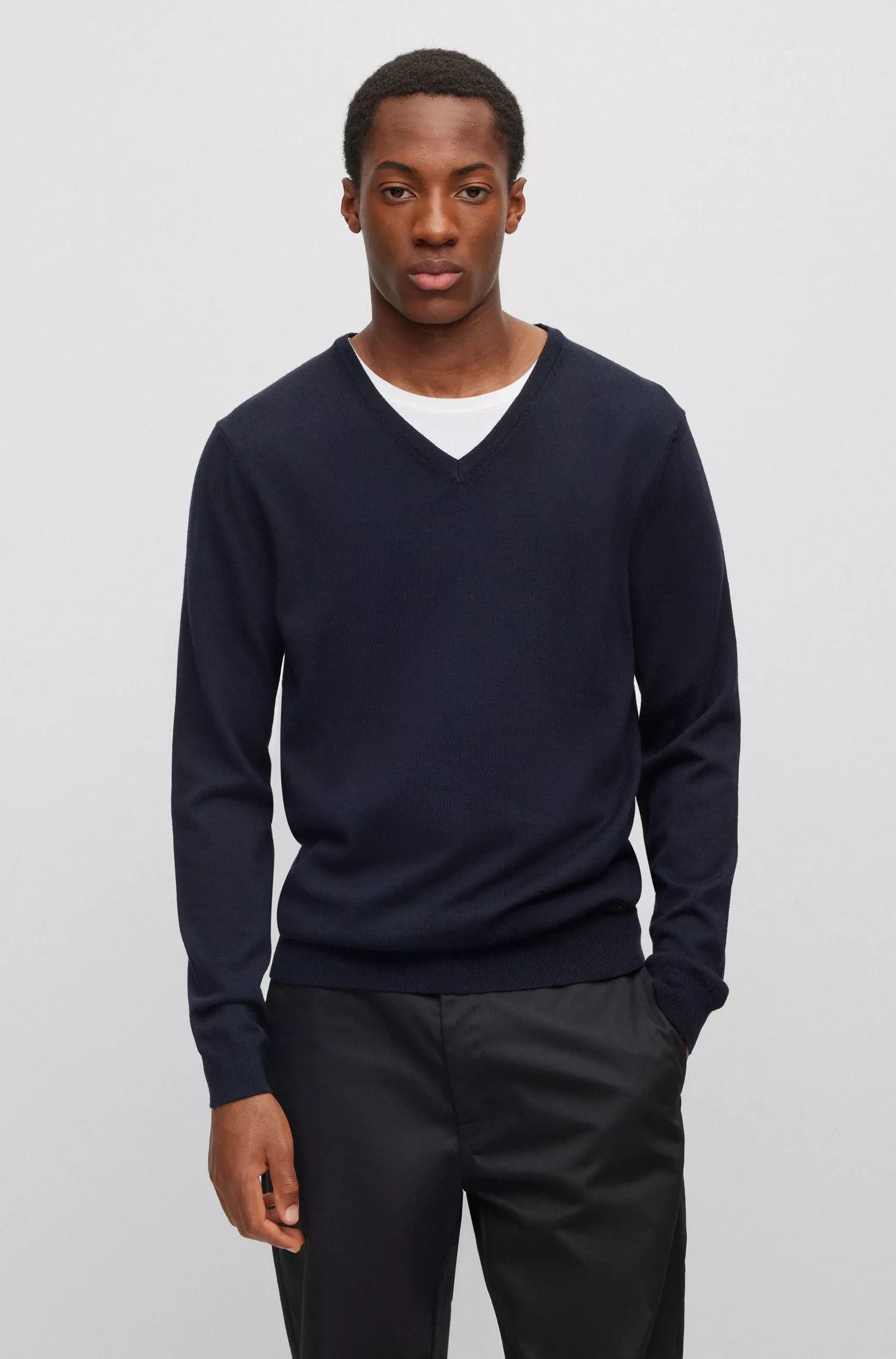Suéter HUGO vermelho, modelagem regular, decote em V, em lã virgem.