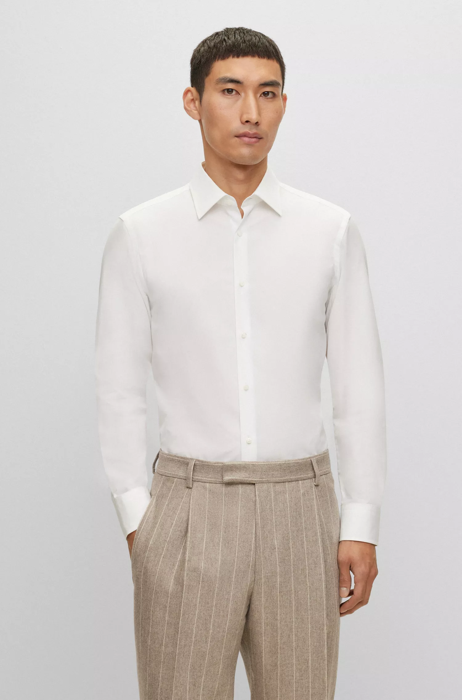 Camisa BOSS cor camelo, corte slim, em popeline de algodão italiana.