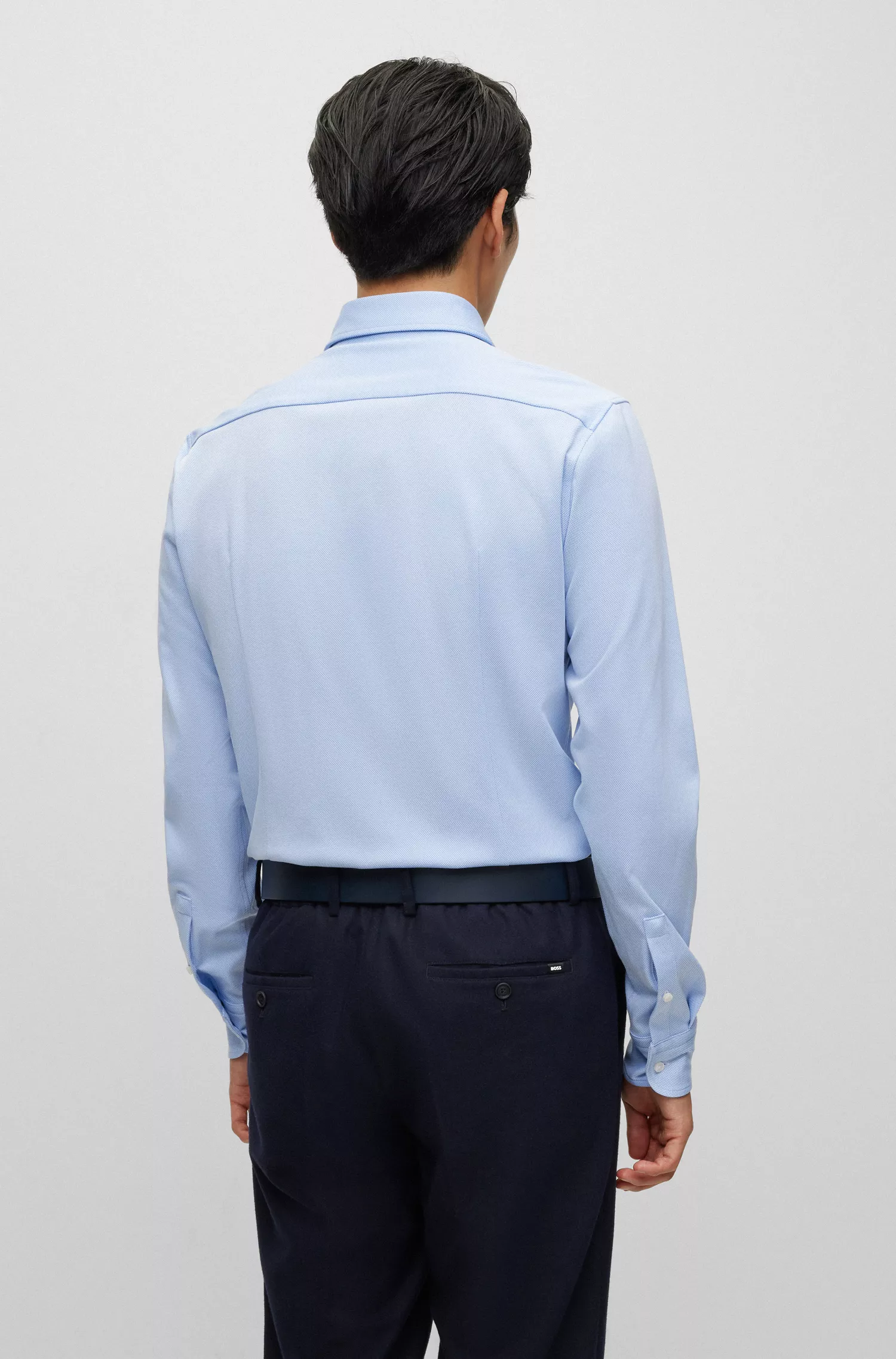 Camisa BOSS preta de corte slim em jérsei estruturado de alta performance com elasticidade.