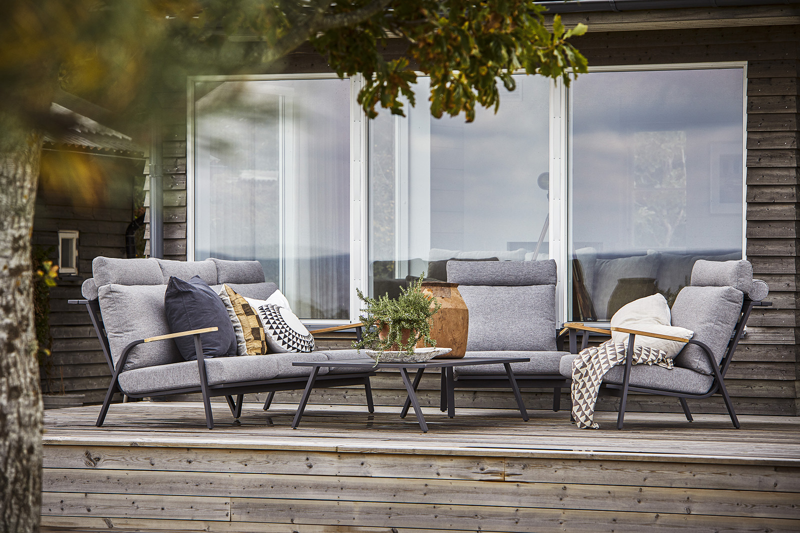 Kungshult utesofa Grålakkert aluminium med grått putesett