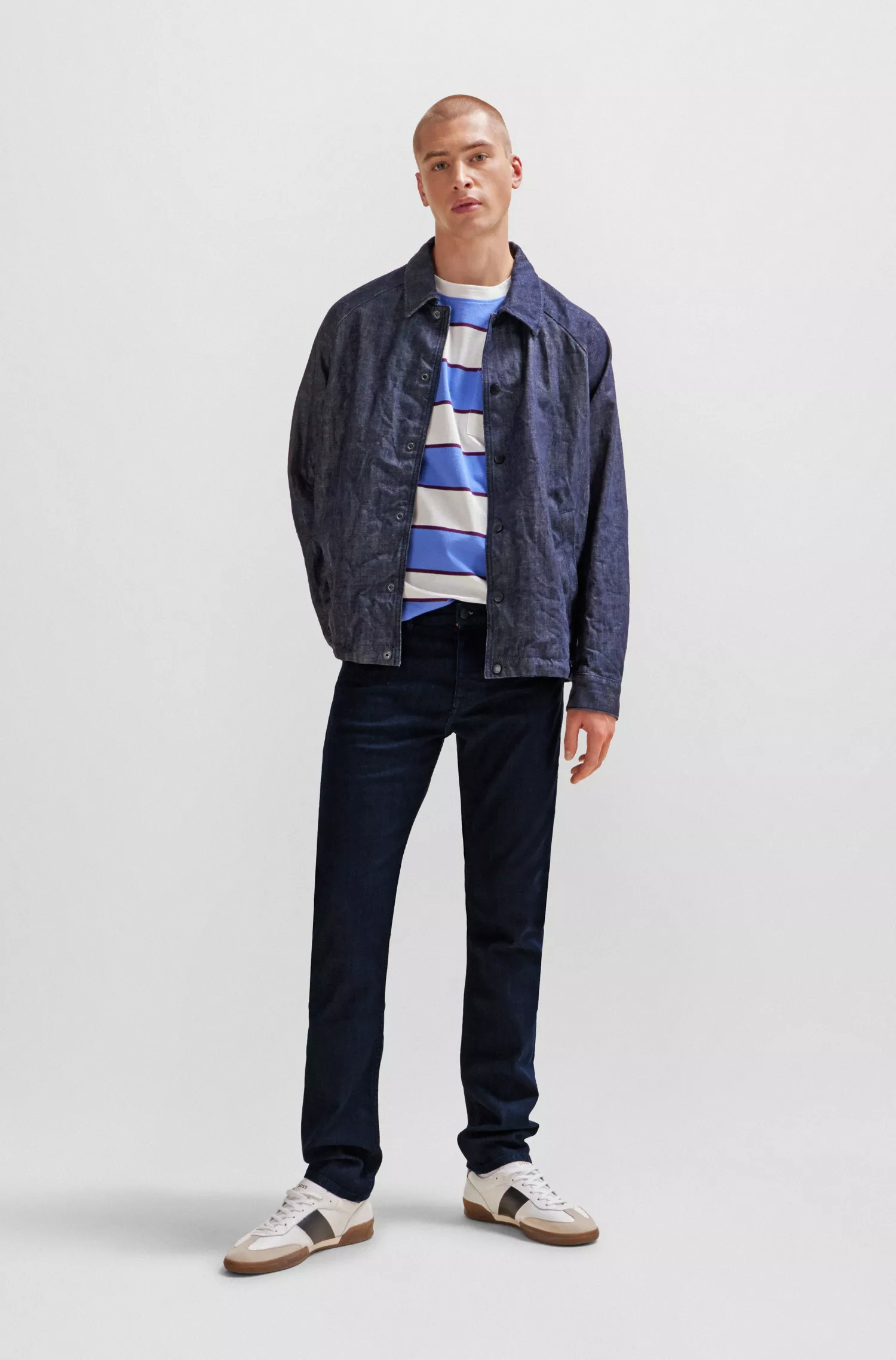 Calça jeans BOSS laranja, corte slim, em denim azul com elasticidade confortável.