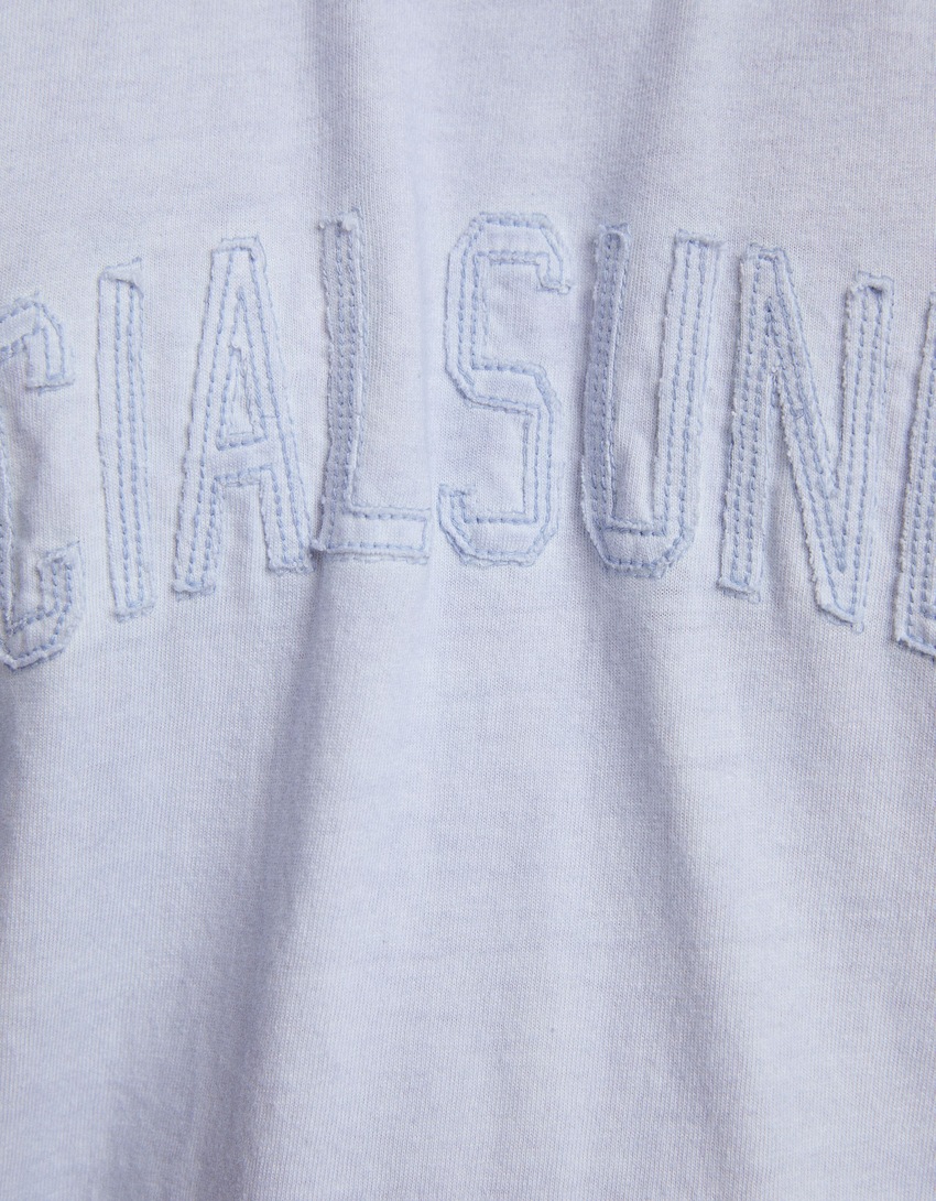 Camiseta de manga curta com modelagem quadrada e detalhes em patch.