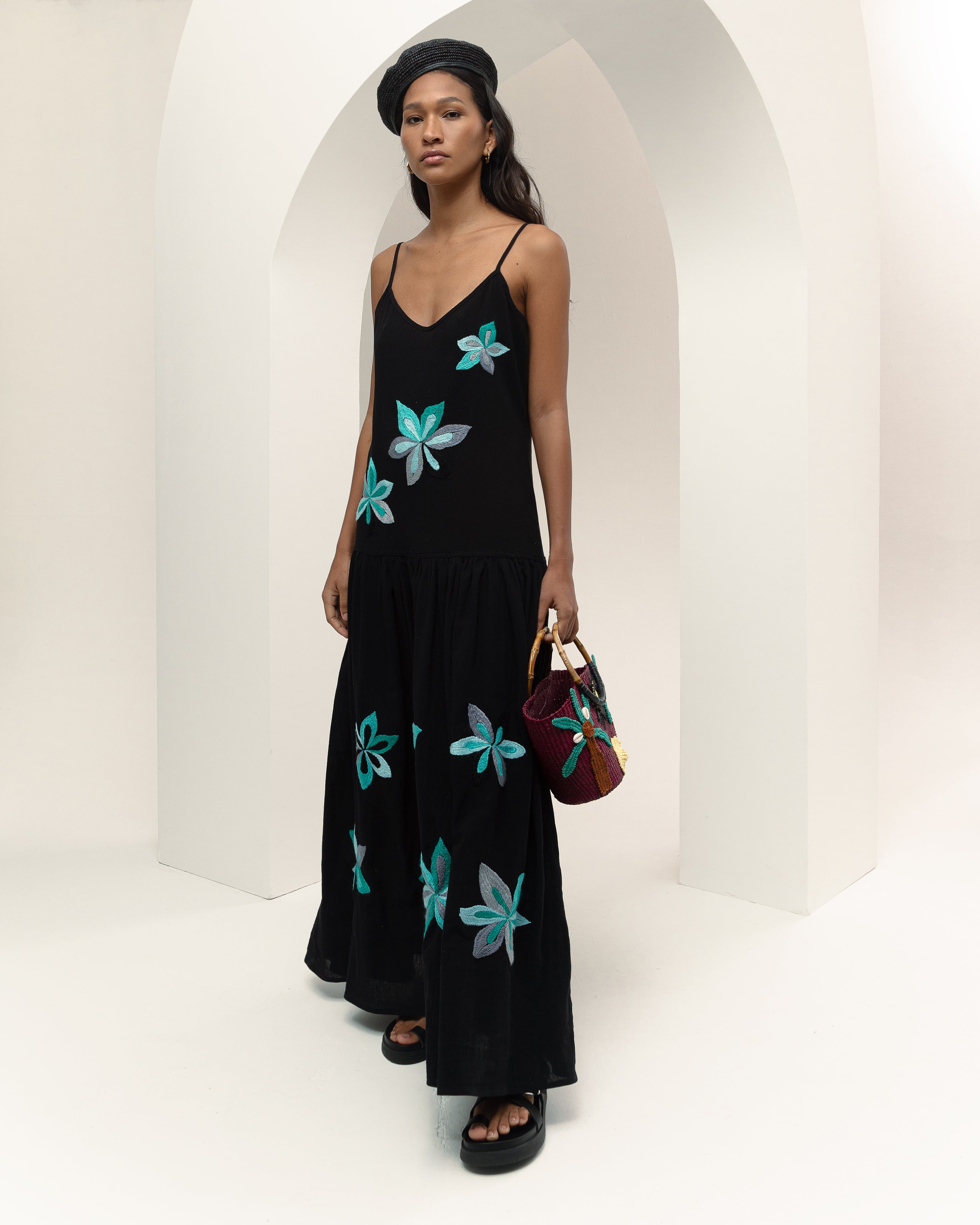 Robe à fleurs brodée à la main
