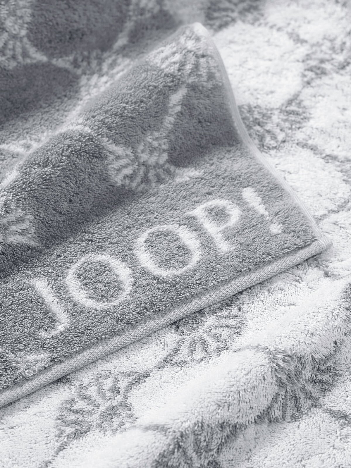 JOOP! Duschtuch BLACK & WHITE CORNFLOWER 80 x 150 cm silbergrau