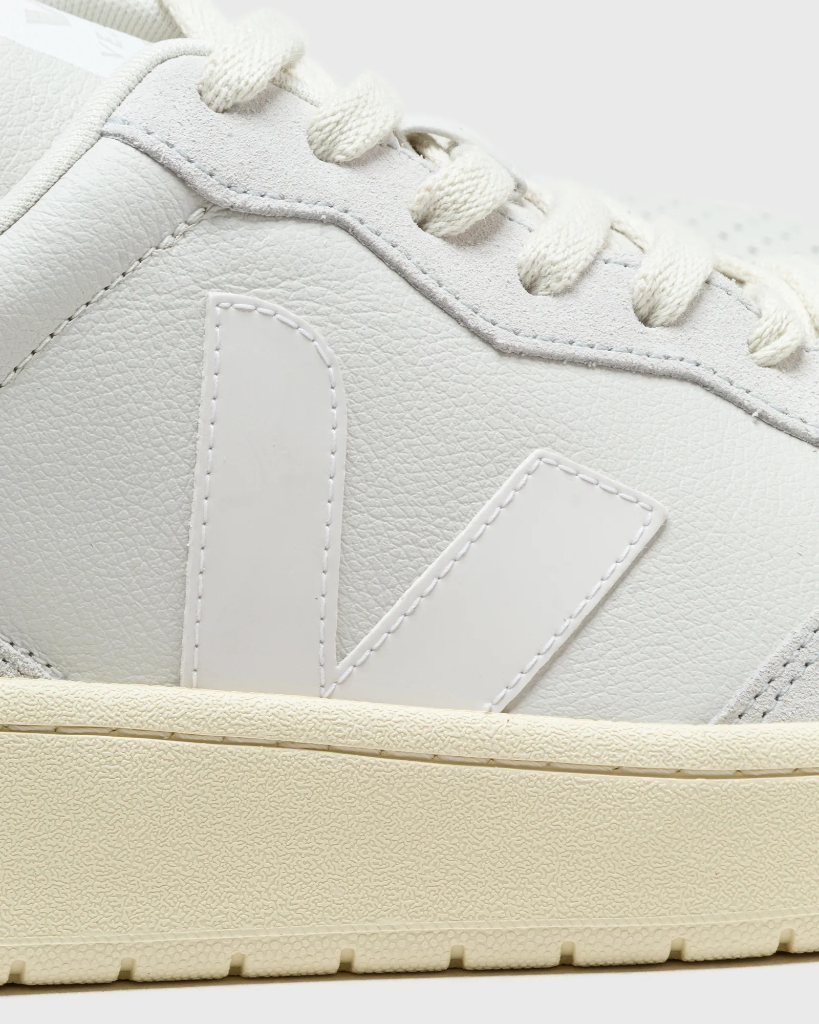 Veja V-90 O.T. LEATHER
