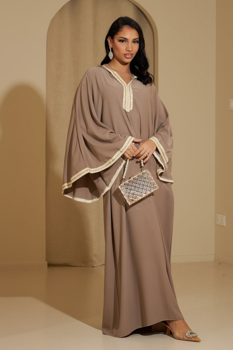 Abaya taupe à capuche avec détails dorés