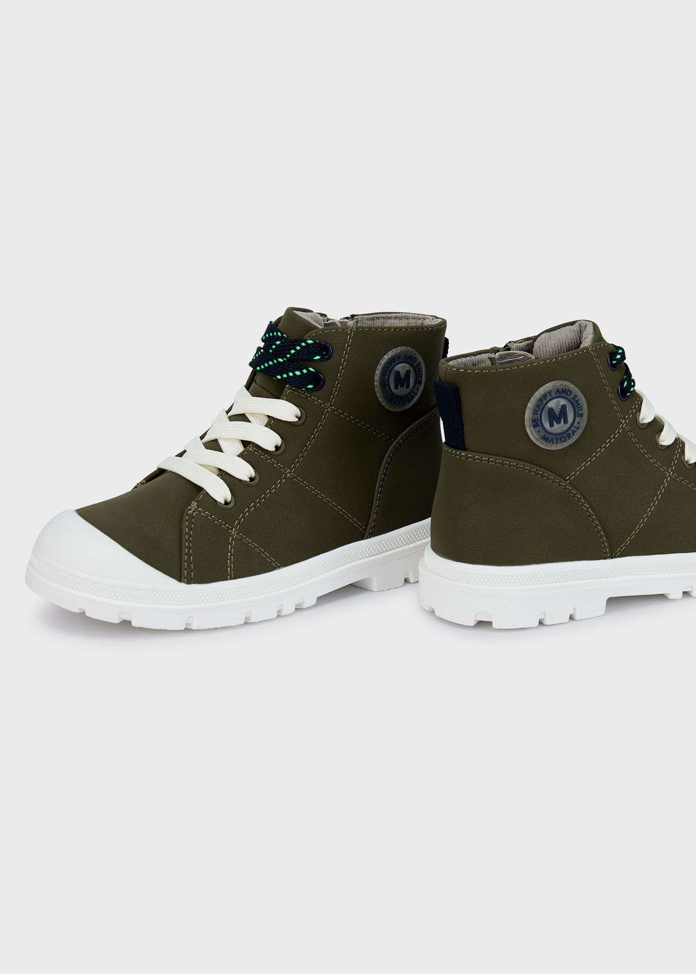 Bota infantil com sola tratorada