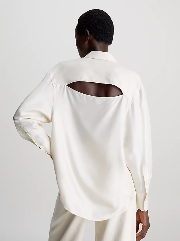 Camisa de seda de corte folgado com fenda nas costas