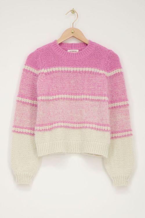 Roze gebreide trui met strepen