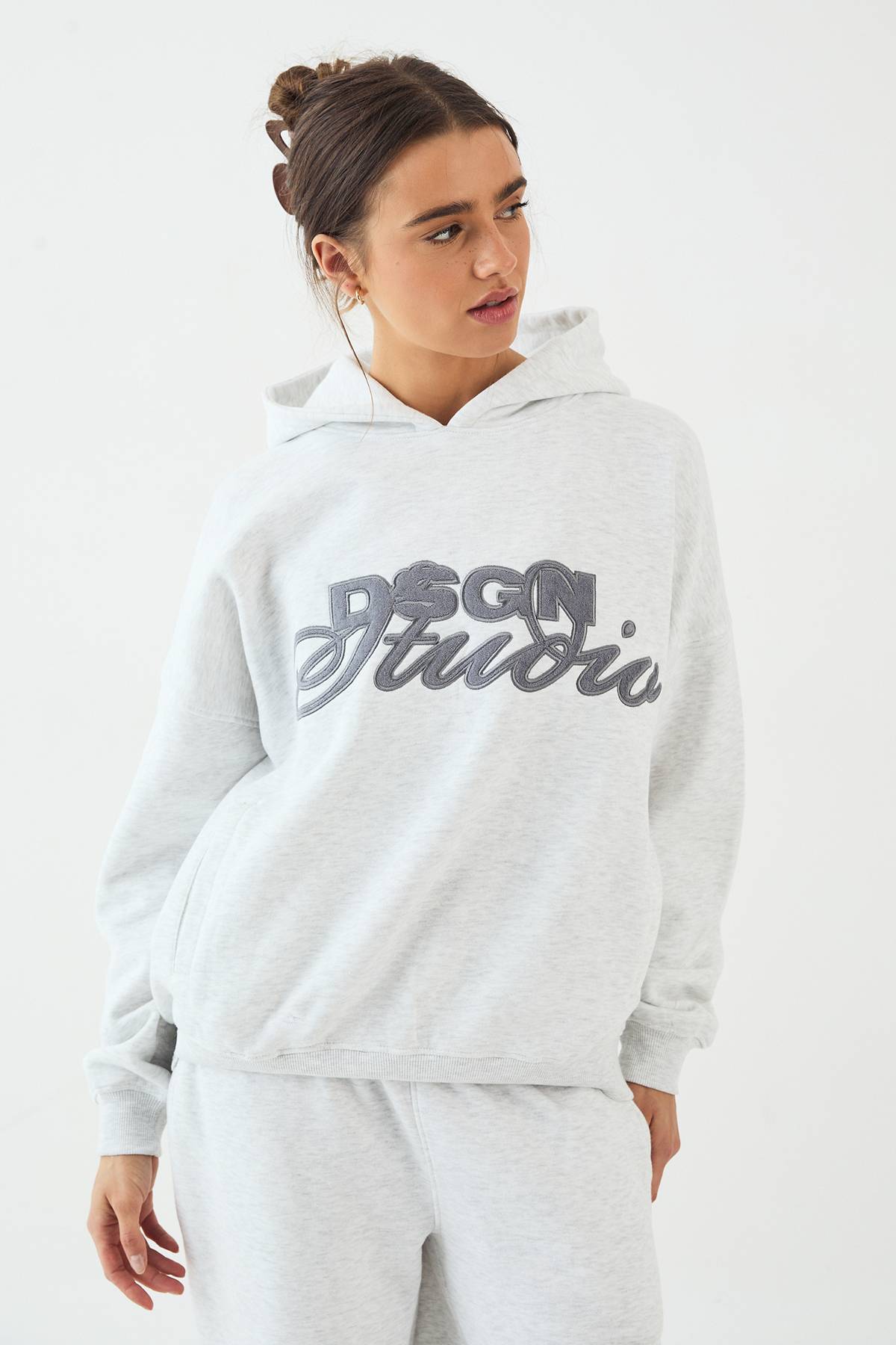 Sweat à Casynthétiqueche Oversize DSGN Studio avec Appliqué en Tissu Éponge