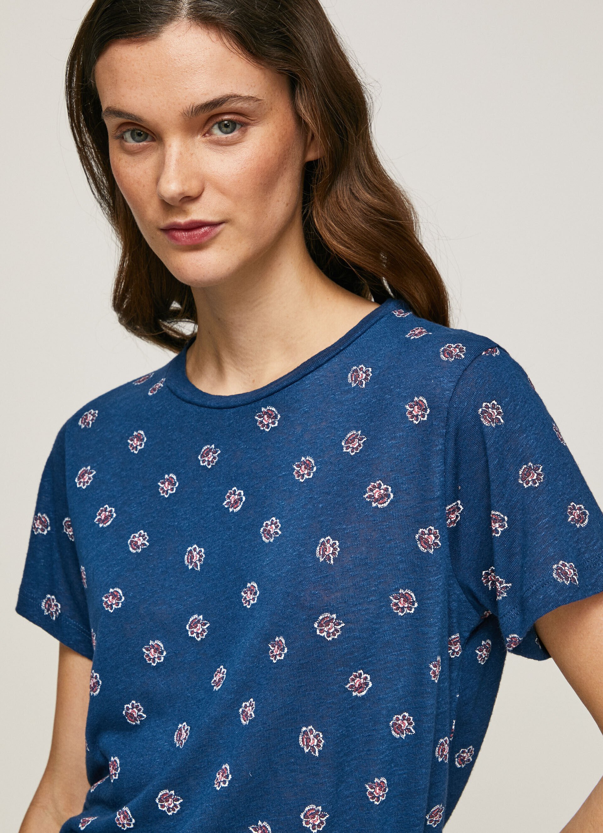CAMISETA DE LINHO COM ESTAMPA FLORAL - multicolorida