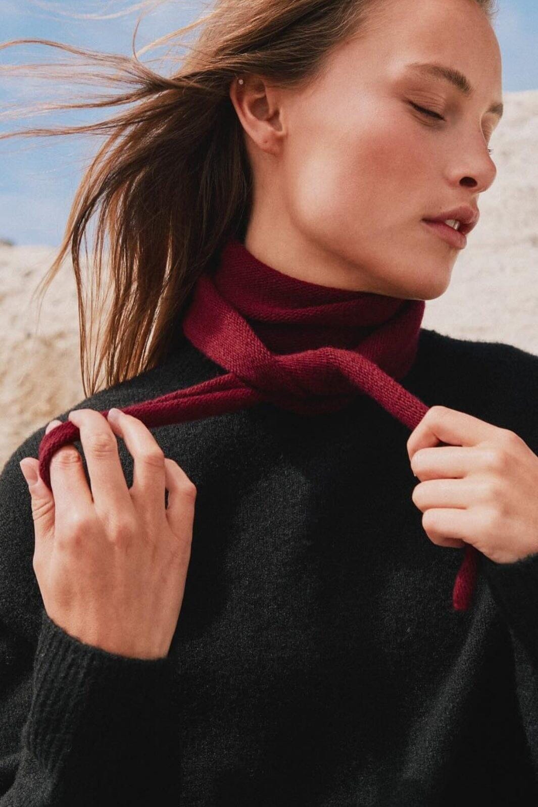 Neo Noir Misty Knit Scarf red