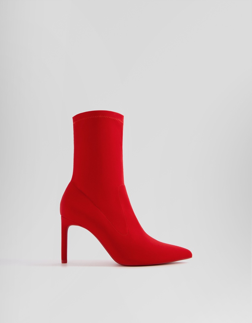 Botas de cano curto com salto alto e modelagem ajustada