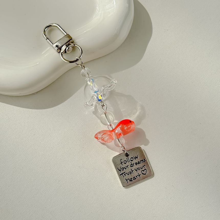 Coolkiss - Sleutelhanger met goudvis-kunstharsletters in de vorm van een tas/telefoonhanger