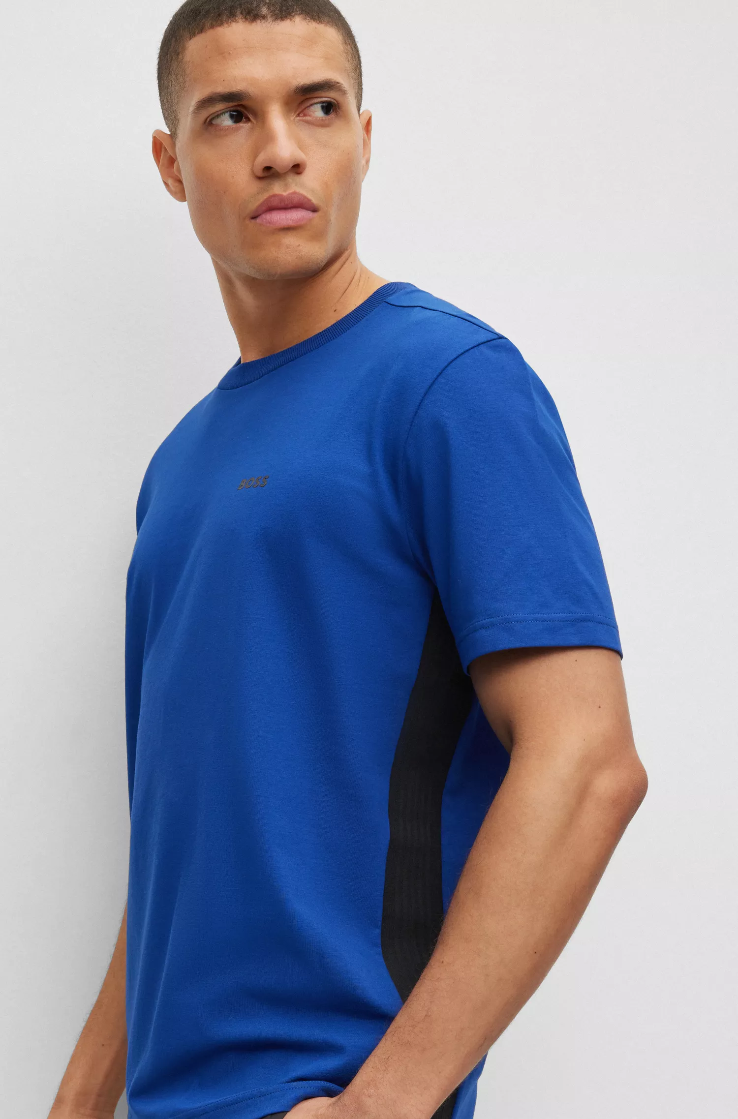 Camiseta BOSS verde, corte regular, em algodão elástico com fita lateral.
