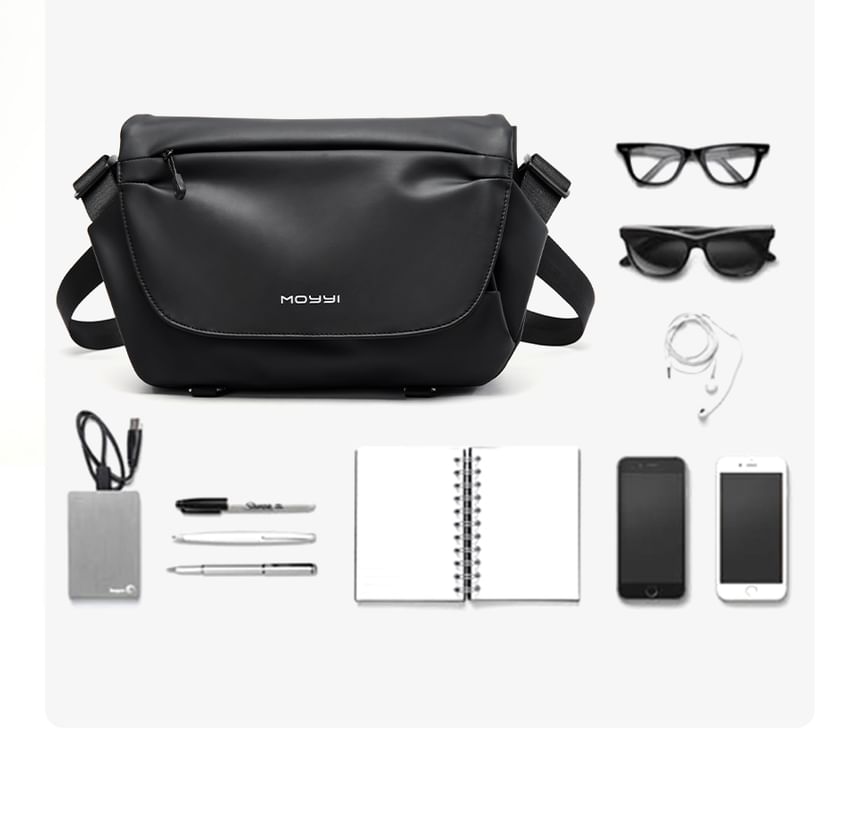 Moyyi - Messengerbag met flap en letterprint
