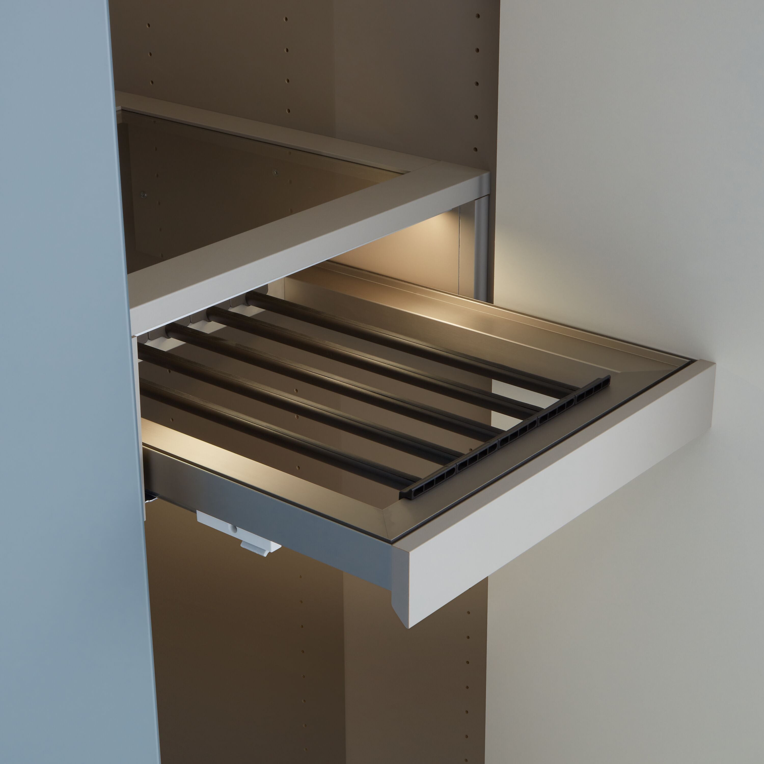MODUL PL DT 3-tür. Glas h'blau inkl. Zub - Schwarz / B: 153.0 cm x T: 59.0 cm x H: 220.0 cm