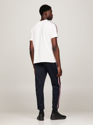 Camiseta de gola redonda com estampa da bandeira esportiva
