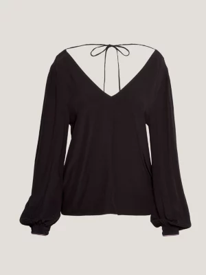 Blusa com decote em V, corte regular e detalhe de fita exclusiva.