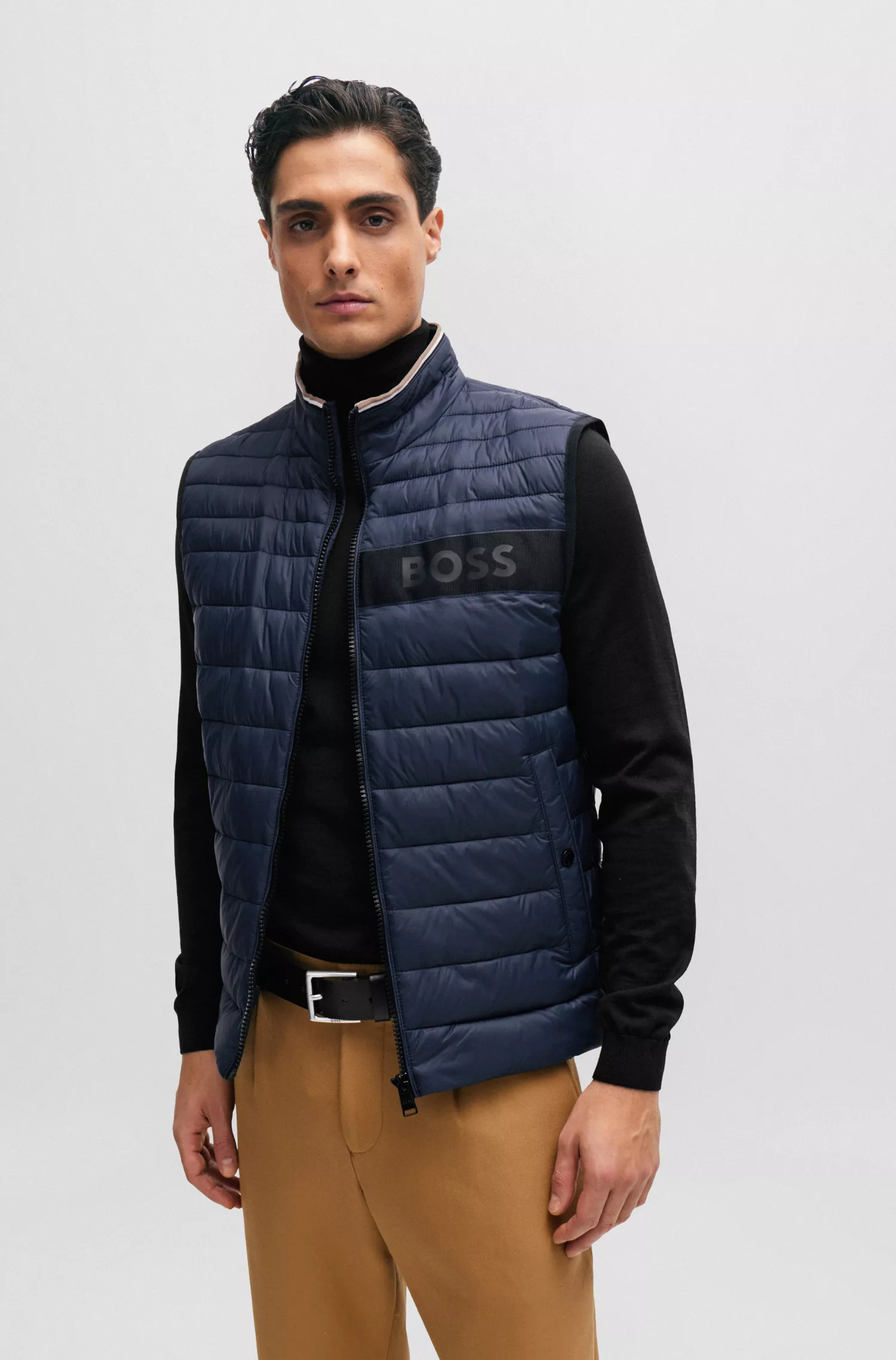 Colete acolchoado BOSS preto, repelente à água, com fita de logotipo 3D.