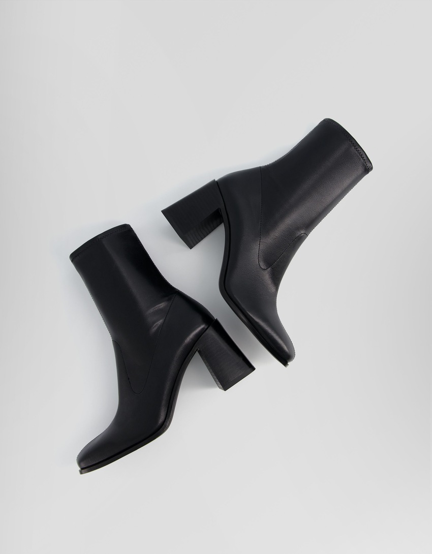 Botas de cano curto com salto bloco ajustado