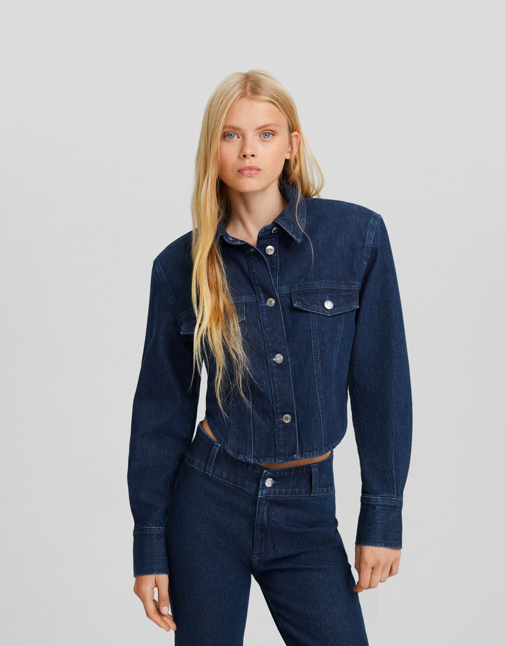 Jaqueta jeans cropped com ombreiras