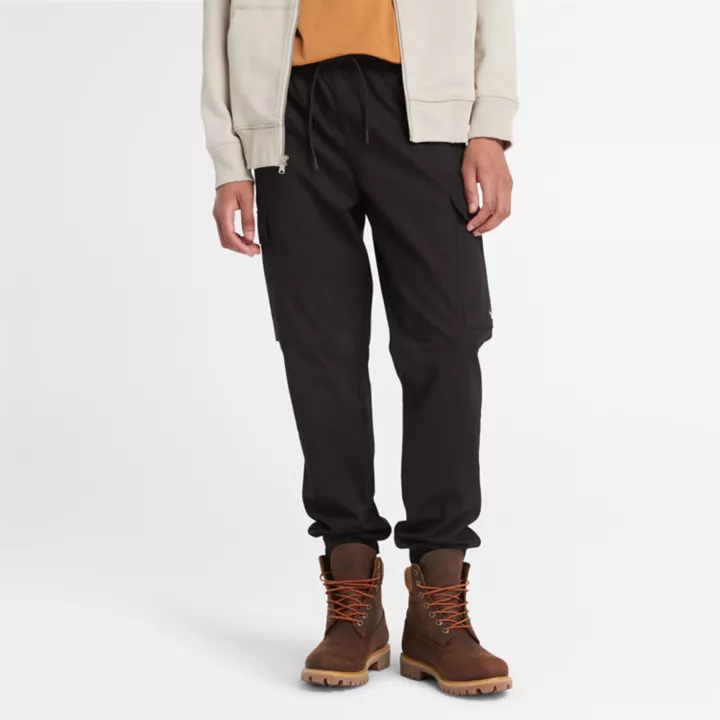 Calça utilitária cargo jogger masculina na cor preta.