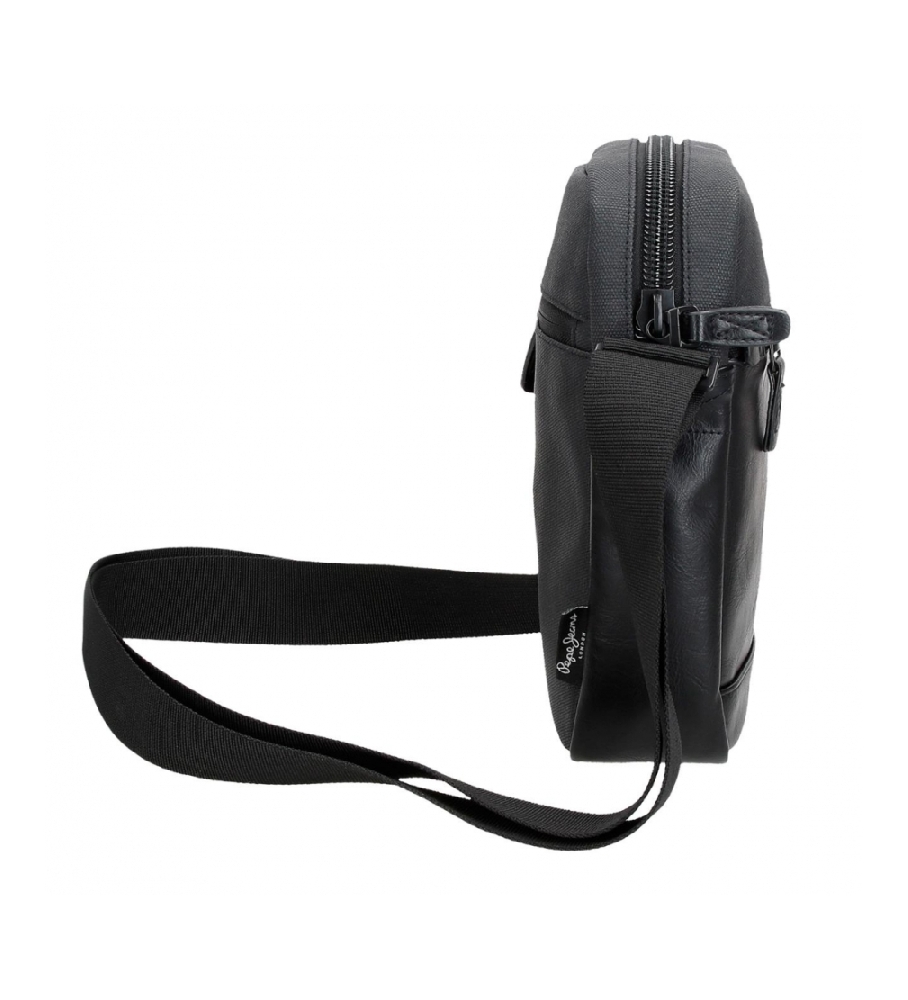 Bolsa de ombro média Pepe Jeans em tons de cinza e preto.