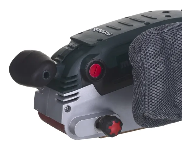 Metabo BAE 75. slibemaskine type: båndsliber, støvbeholder type: støvpose. effekt: 1010 W. vægt: 4,7 kg, slibeplade størrelse (BxD): 75 x 533 mm, slibeplade fastspændingssystem: 85 x 150 mm (600375000)
