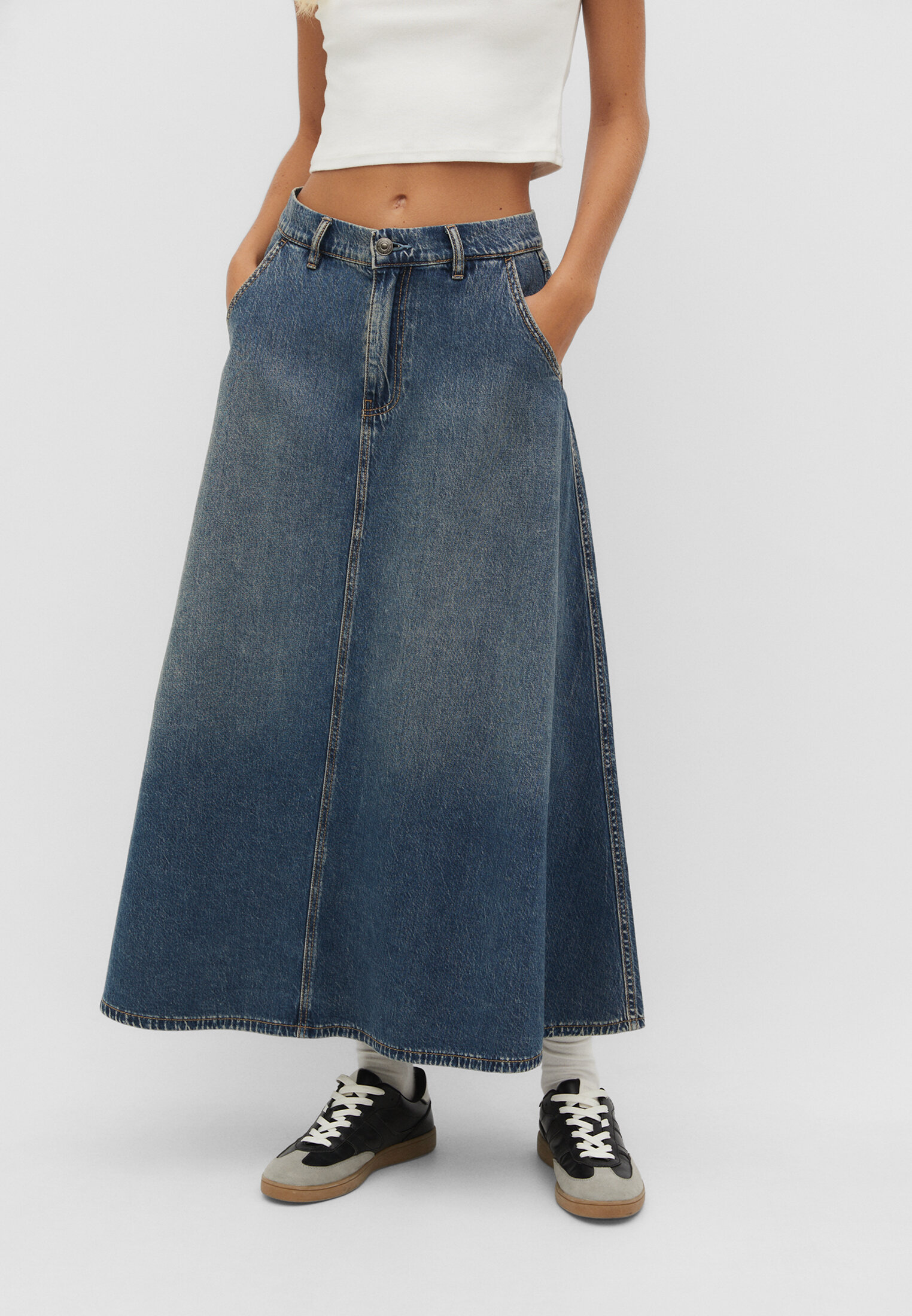 Saia jeans folgada em camadas