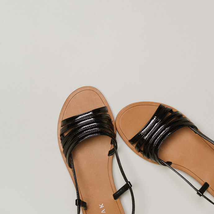 Sandales à brides et bouts ouverts  en vernis noir