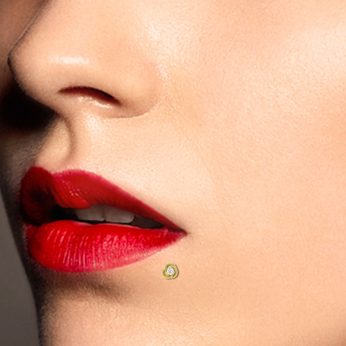 Piercing labret or jaune avec rose et oxyde de zirconium