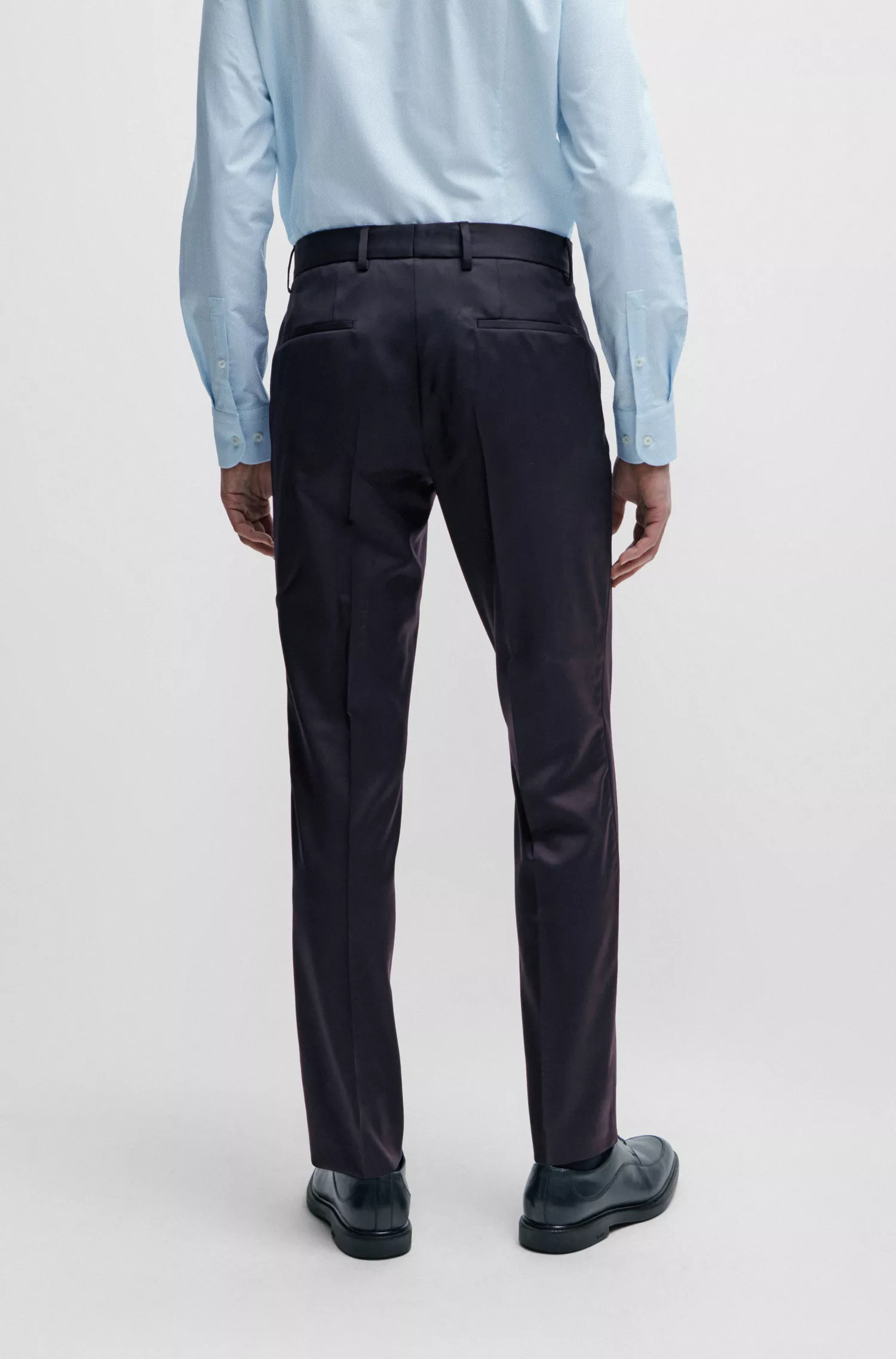 Calça BOSS preta de corte slim em sarja de lã virgem.