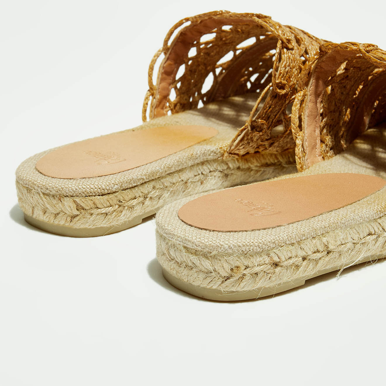 Castaner Mules en Rafia Rita cognac
