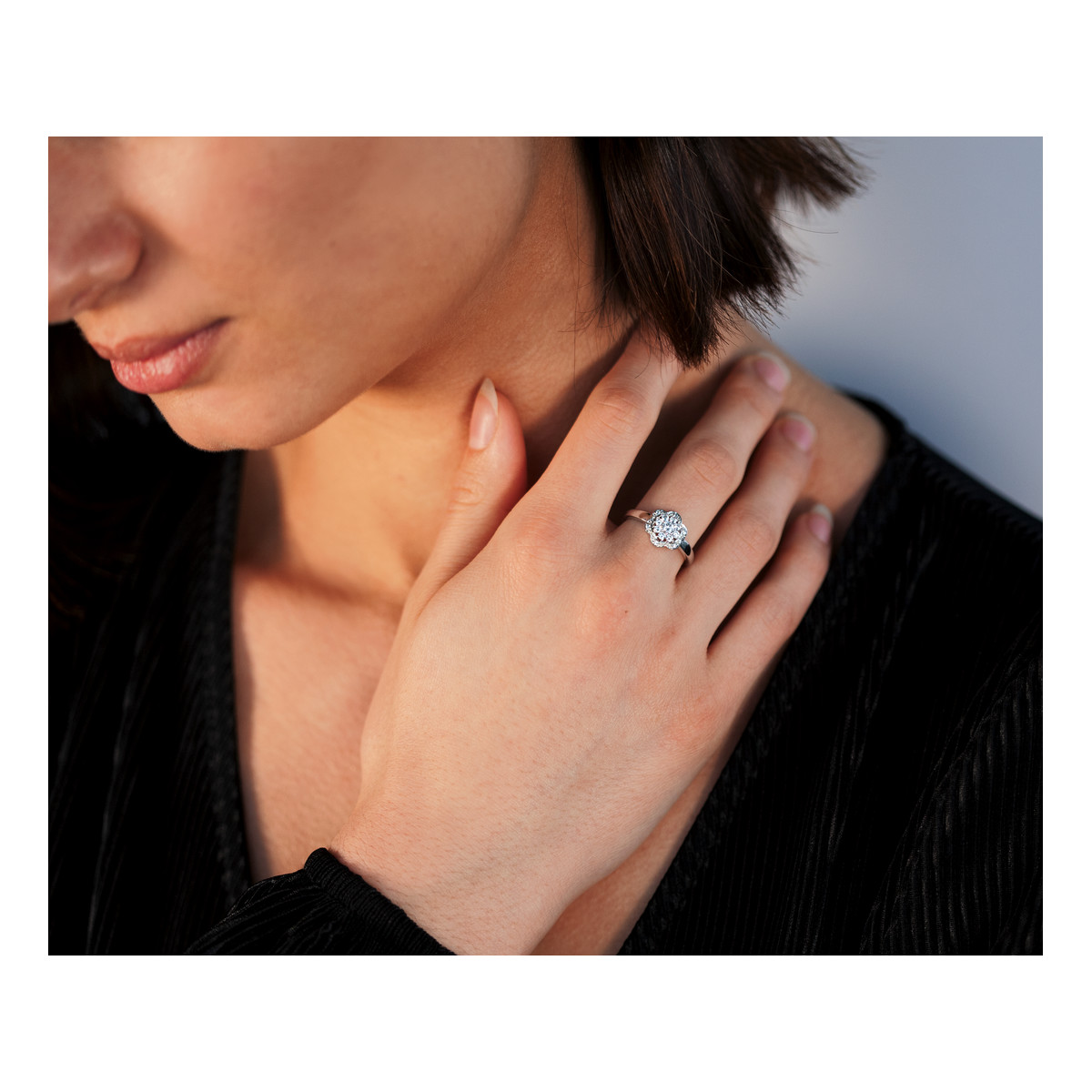 Bague or 375 blanc fleur zirconias